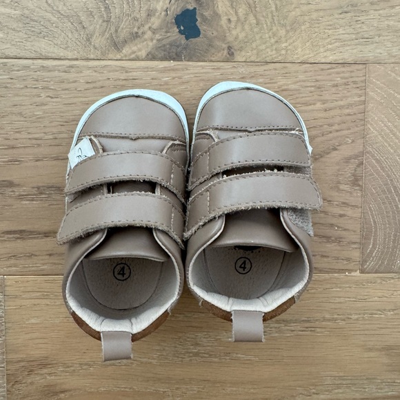 Little Love Bug Shoes Size 4 Chocolate Low Top - Picture 1 of 2